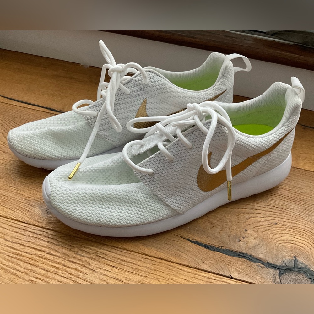 New mens Nike gold logo Size 11.5